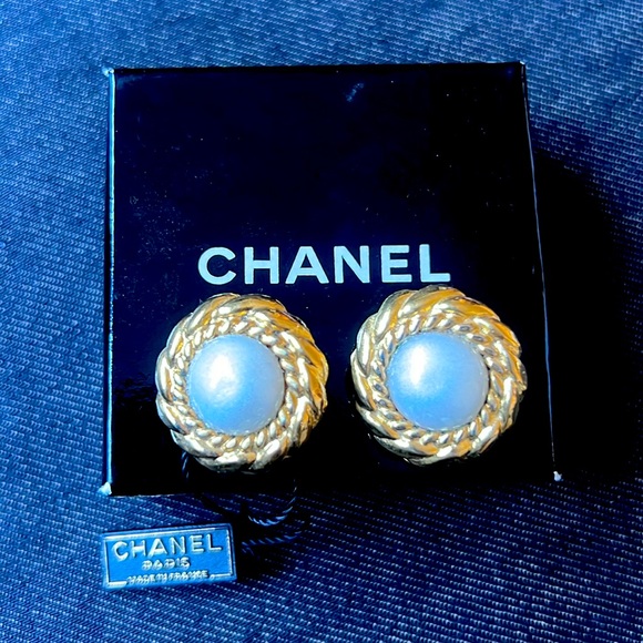 SALE!!! :) CHANEL Authentic Clip on Earrings - Picture 1 of 9